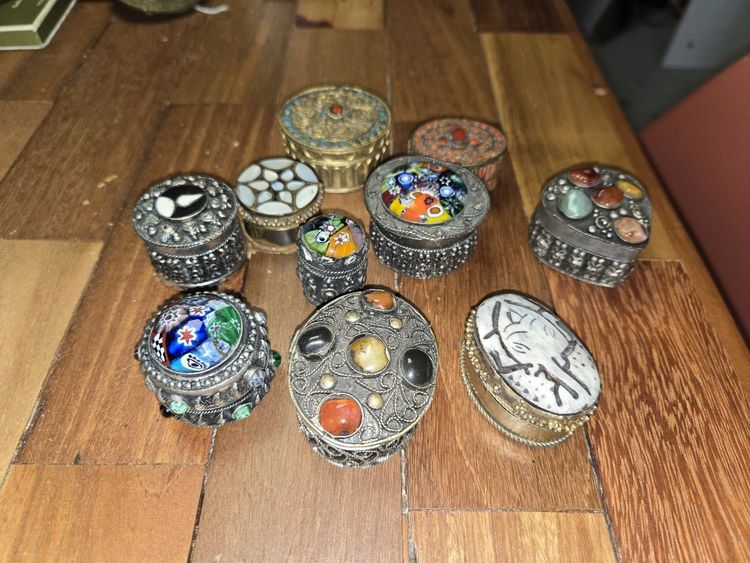 10 orientalistische Pillendosen aus Silber und versilbertem Metall