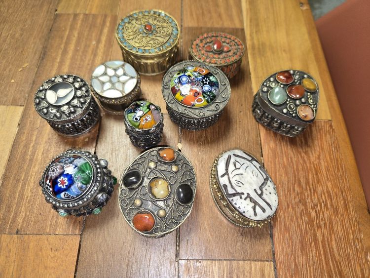 10 orientalistische Pillendosen aus Silber und versilbertem Metall