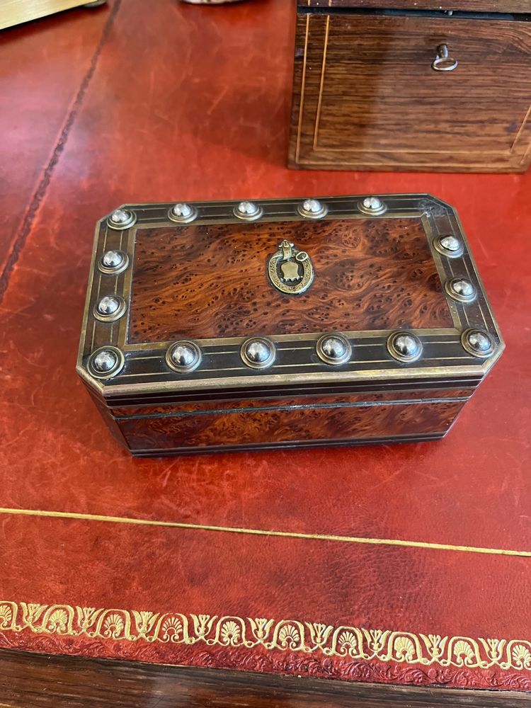 Schatulle aus Akazienholz mit Nägeln