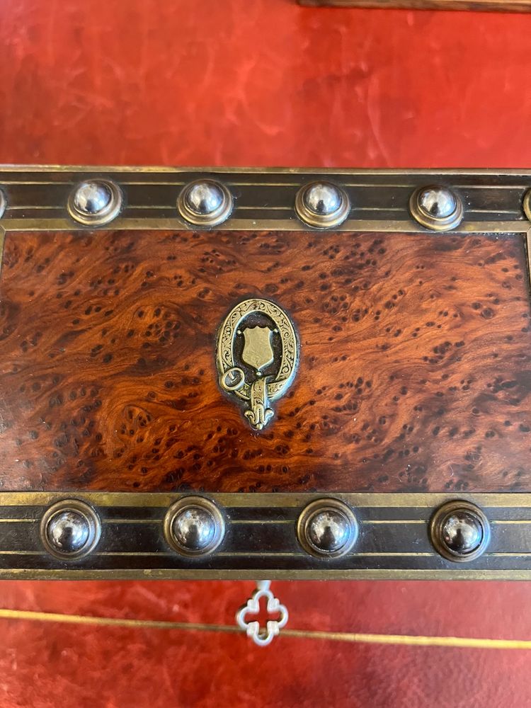 Schatulle aus Akazienholz mit Nägeln