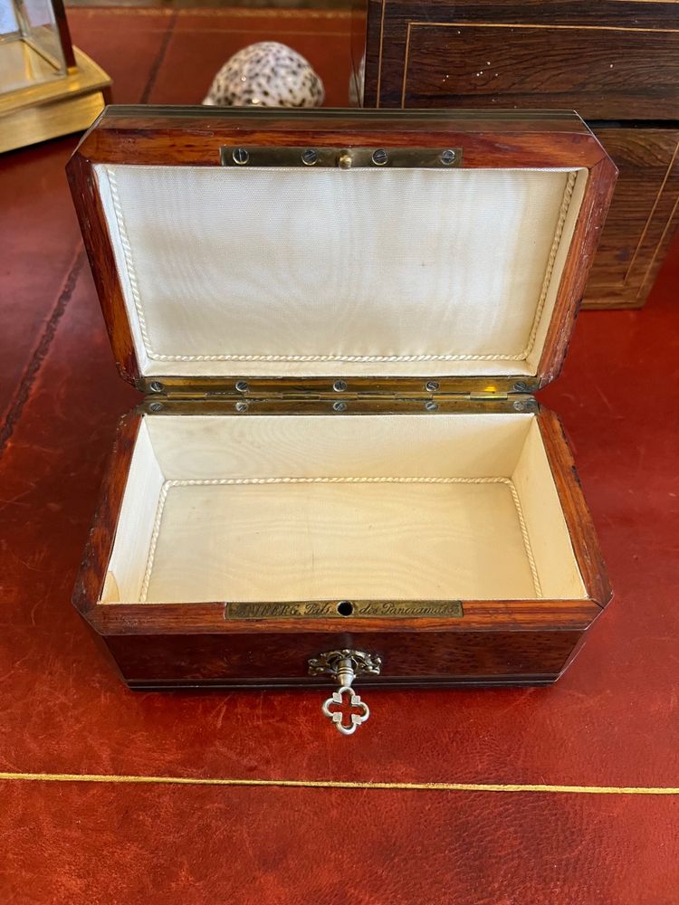 Schatulle aus Akazienholz mit Nägeln