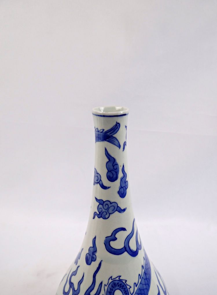 Vaso piriforme vietnamita in porcellana Hué blu decorato con draghi inizio XX secolo