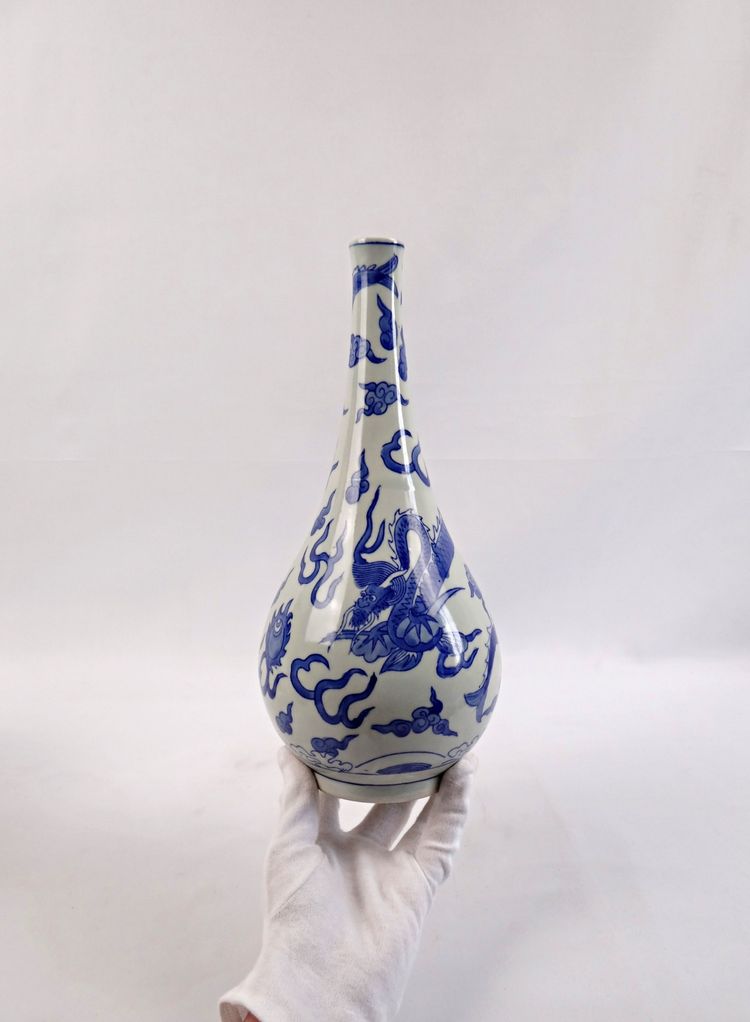 Vaso piriforme vietnamita in porcellana Hué blu decorato con draghi inizio XX secolo