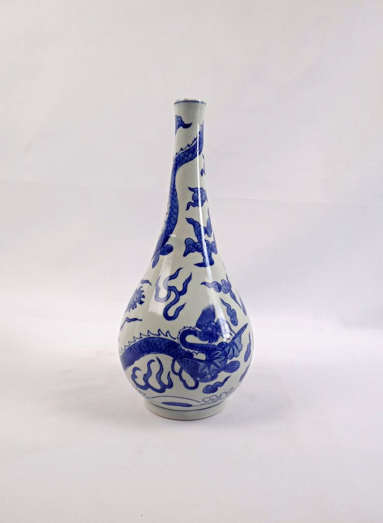 Vaso piriforme vietnamita in porcellana Hué blu decorato con draghi inizio XX secolo