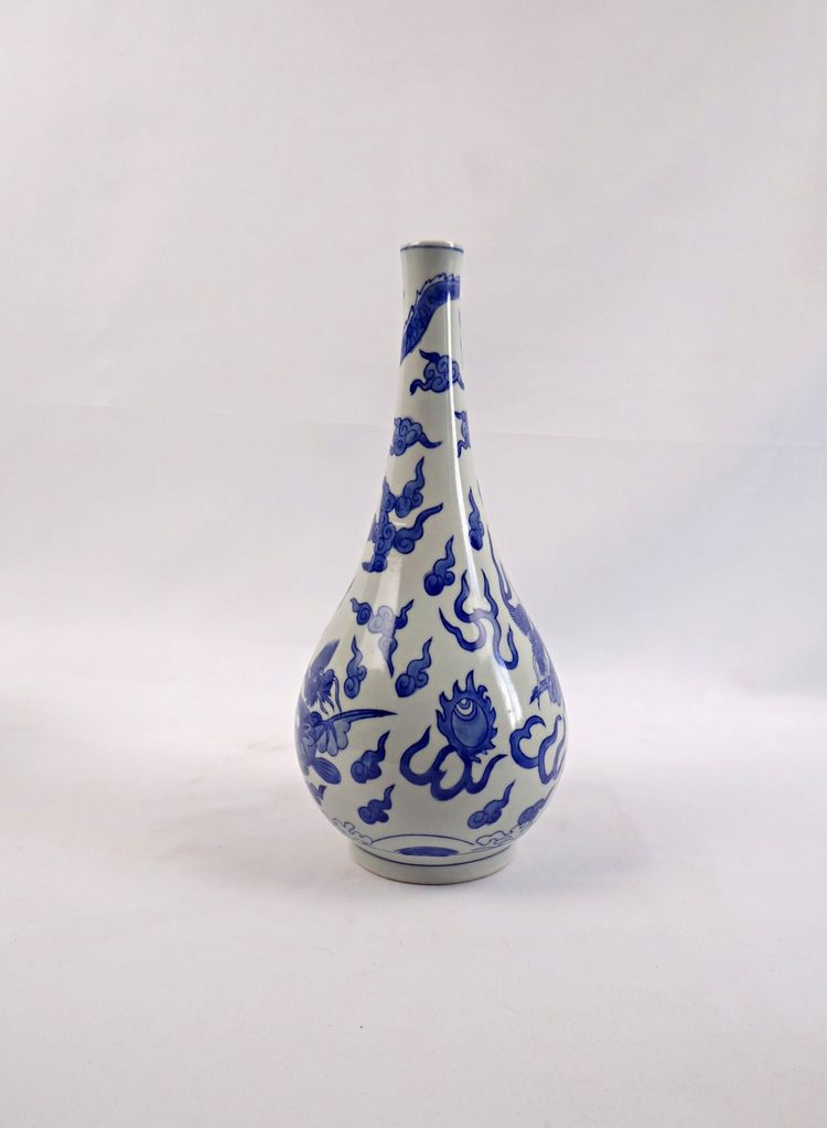Vaso piriforme vietnamita in porcellana Hué blu decorato con draghi inizio XX secolo