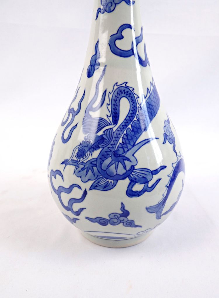 Vaso piriforme vietnamita in porcellana Hué blu decorato con draghi inizio XX secolo