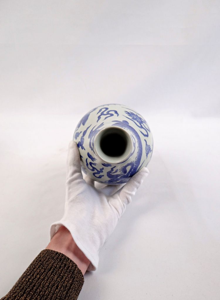 Vaso piriforme vietnamita in porcellana Hué blu decorato con draghi inizio XX secolo