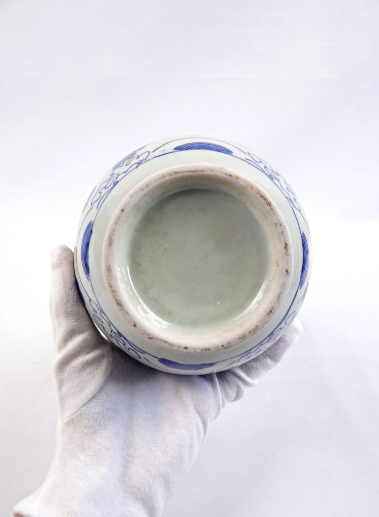 Vaso piriforme vietnamita in porcellana Hué blu decorato con draghi inizio XX secolo
