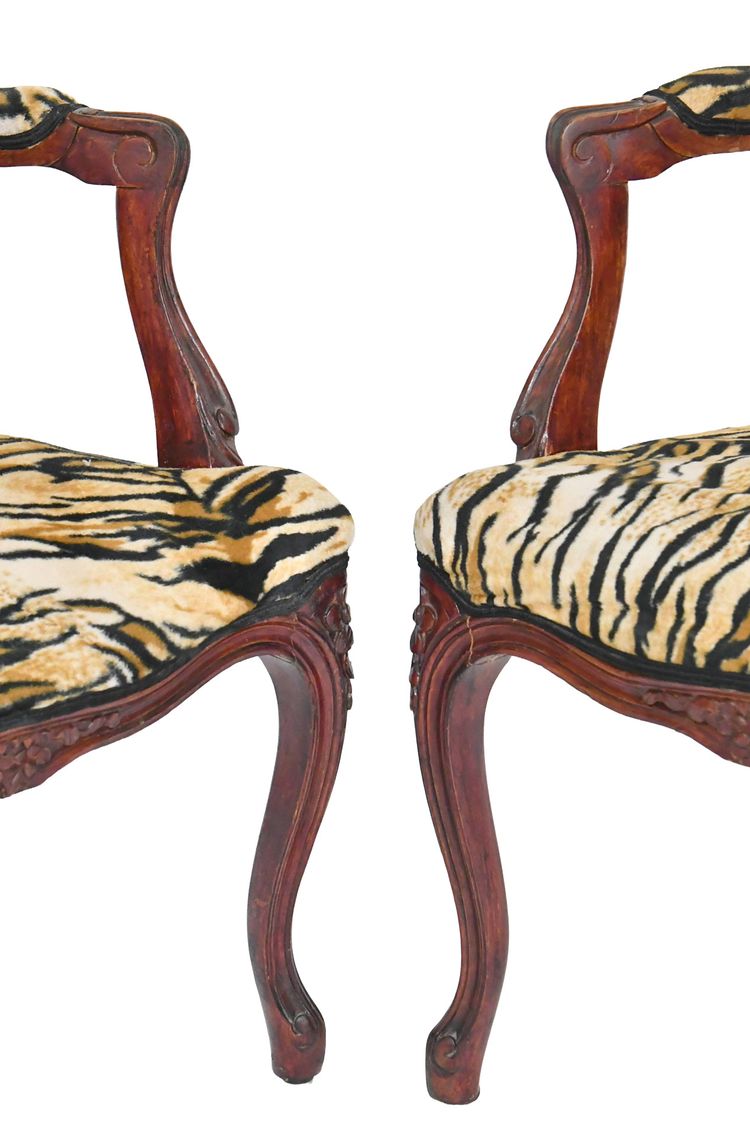 Paire de fauteuils cabriolet de style Louis XV garni de velours tigré 