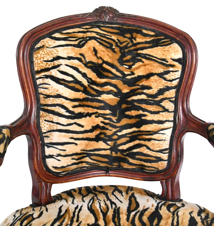 Paire de fauteuils cabriolet de style Louis XV garni de velours tigré 