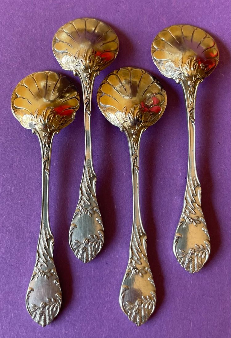 Ecrin de 4 salerons et 4 pelles à sel.