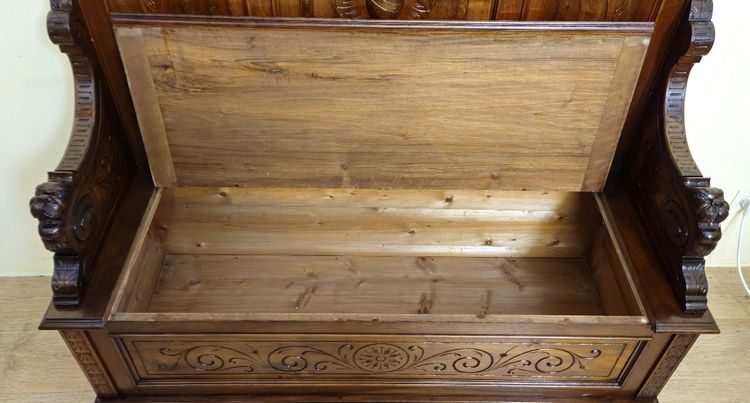 Coffre-banc Renaissance en noyer sculpté – XIXe siècle