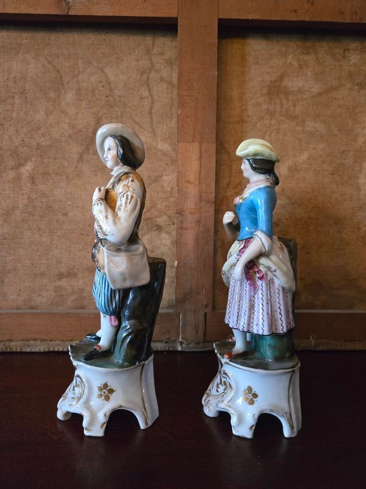 Paire de sujets en porcelaine de Paris – Couple de personnages élégants