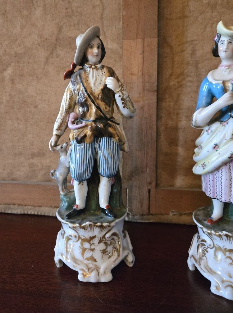 Paire de sujets en porcelaine de Paris – Couple de personnages élégants