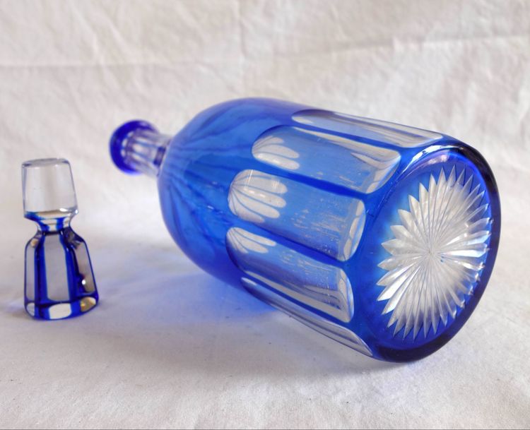 Phantasievolle Karaffe in Flaschenform in kobaltblauem Baccarat-Kristall Overlay - Monogramm