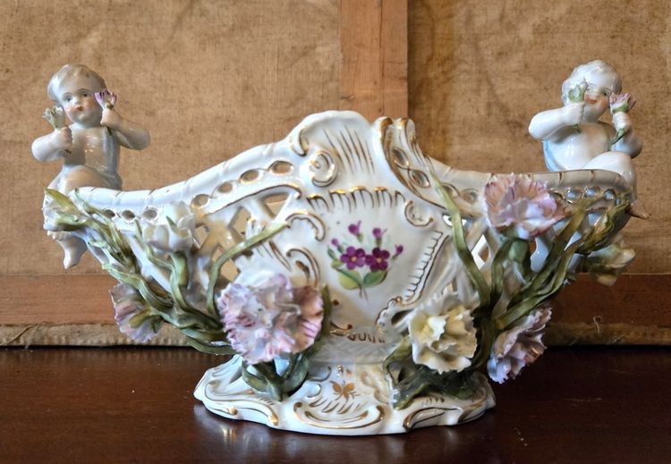 Coupe ajourée en porcelaine à décor floral et angelots – Style Rococo