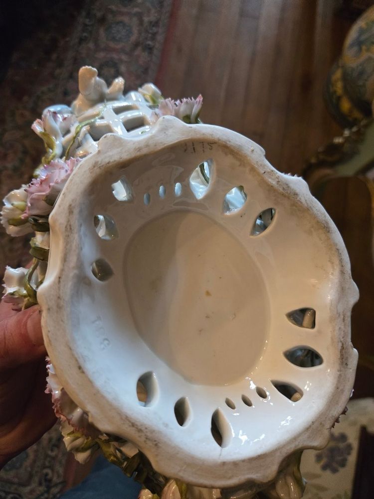 Coupe ajourée en porcelaine à décor floral et angelots – Style Rococo