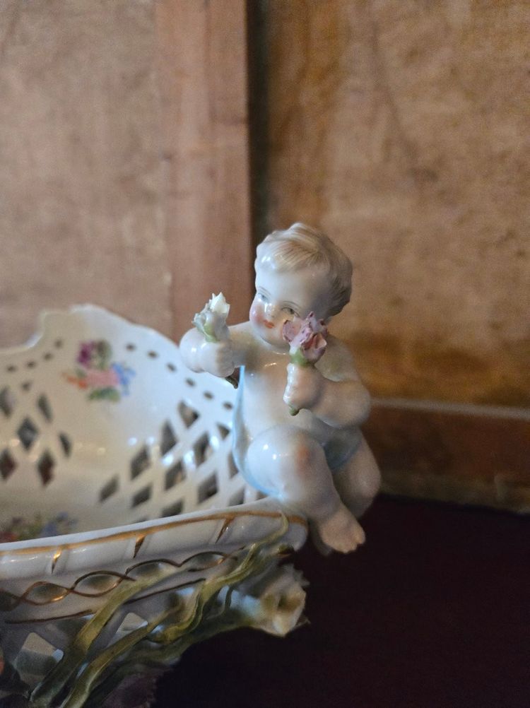 Coupe ajourée en porcelaine à décor floral et angelots – Style Rococo