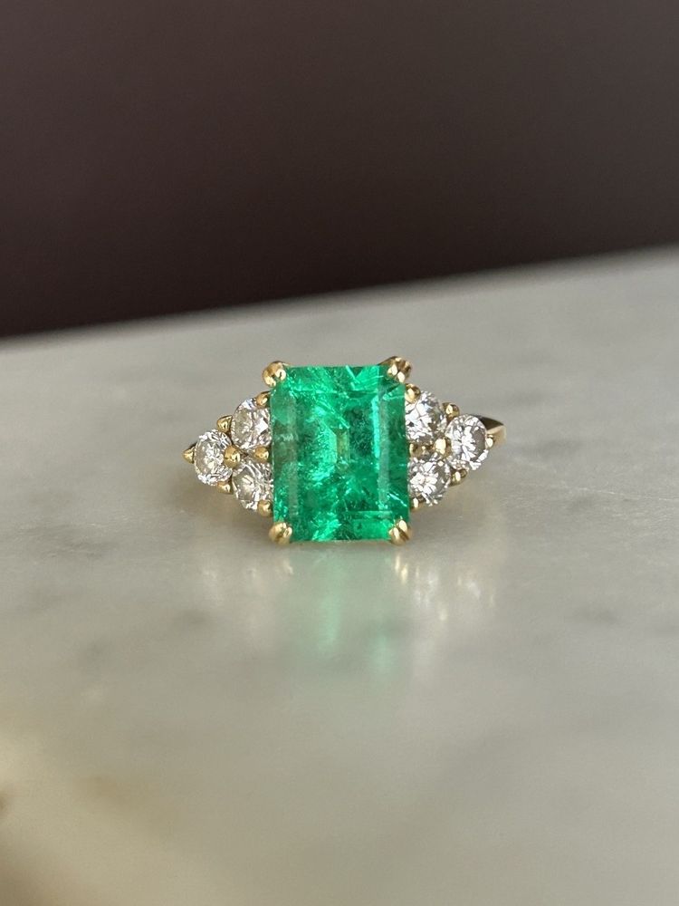 Ring in 18K gold Colombian emerald 3.02 ct and diamonds
