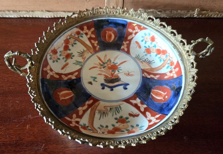 Grand plat en porcelaine polychrome monté bronze – Décor floral et fruits