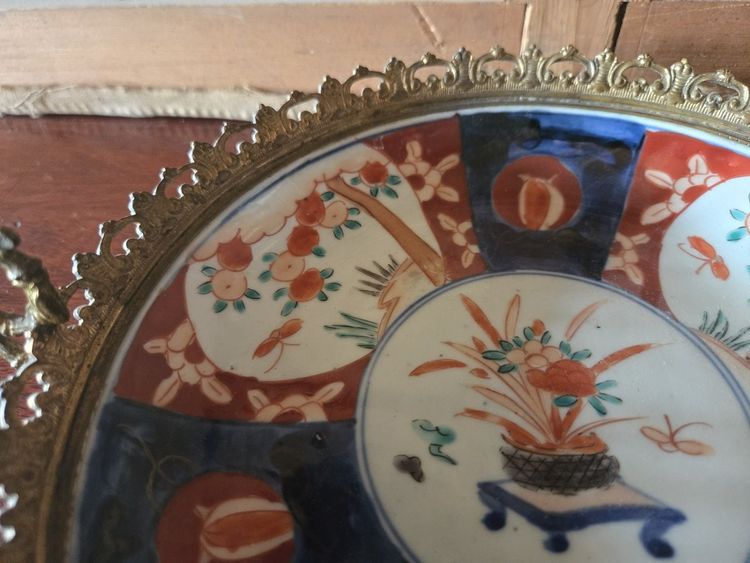 Grand plat en porcelaine polychrome monté bronze – Décor floral et fruits