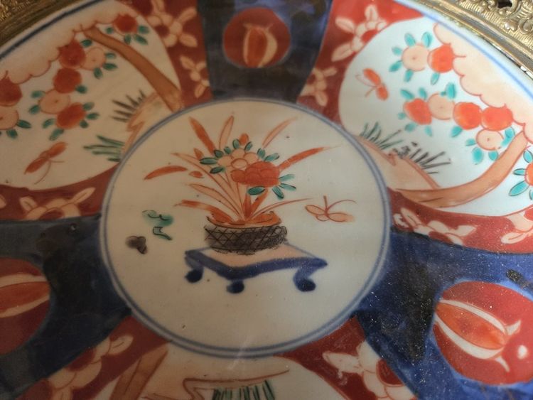 Grand plat en porcelaine polychrome monté bronze – Décor floral et fruits