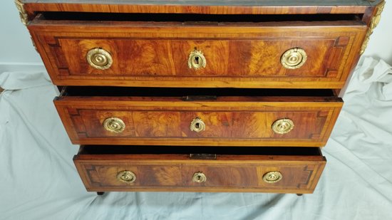 Commode marquetée époque Transition