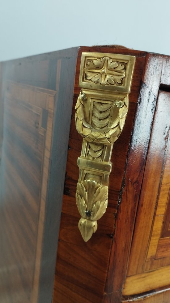 Commode marquetée époque Transition