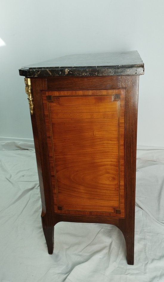 Commode marquetée époque Transition