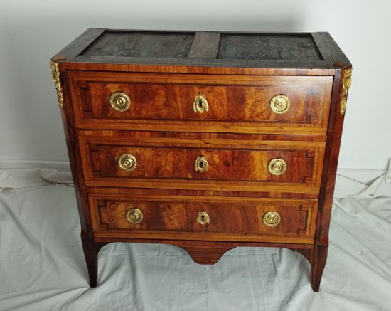 Commode marquetée époque Transition