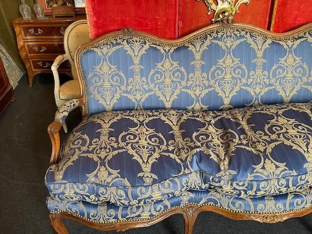 Grande divano d'epoca Luigi XV del XVIII secolo in legno naturale