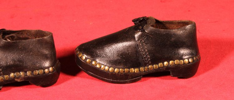 Petites chaussures sabots d'enfant en cuir - 18° siècle