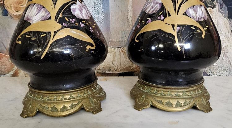 Paire de lampes d’époque Napoléon III , avec des fûts en porcelaine noire émaillée