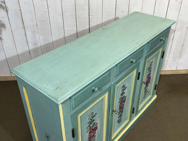 Enfilade 3 portes des années 1930 en châtaignier et sapin à décor floral