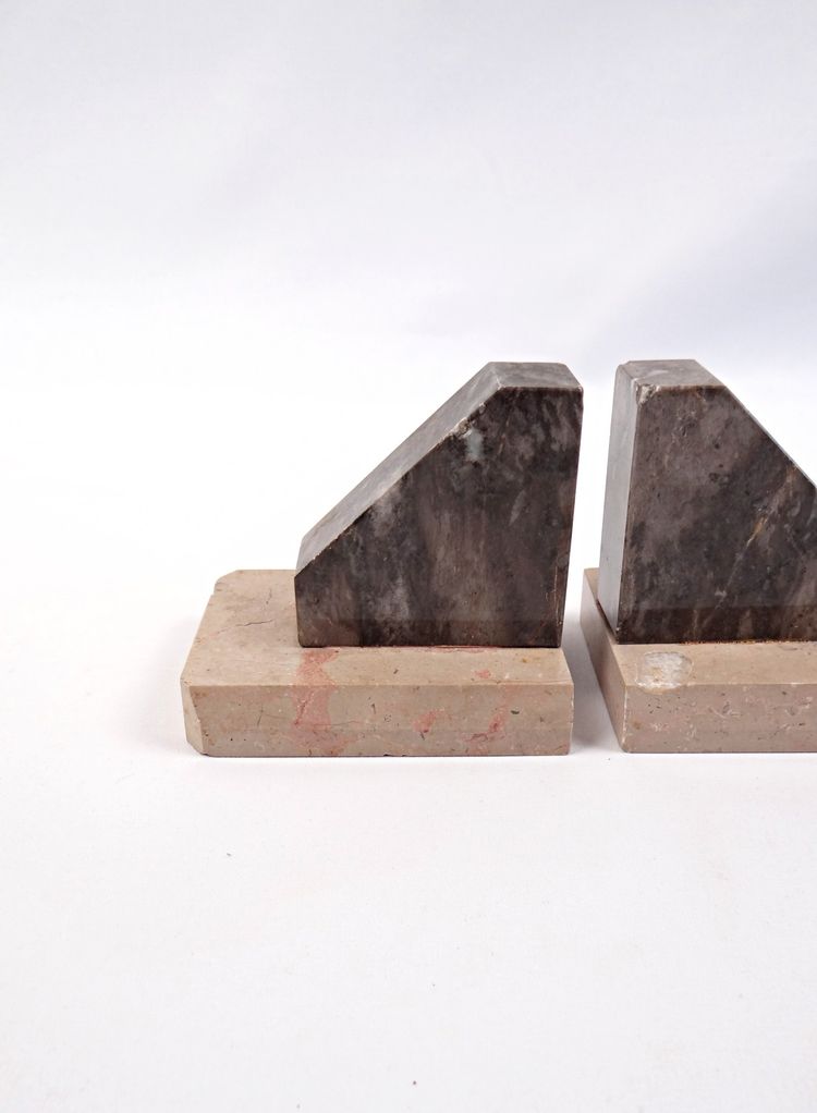 Pair of geometric Art Deco bookends in black & beige veined marble, early 20th century