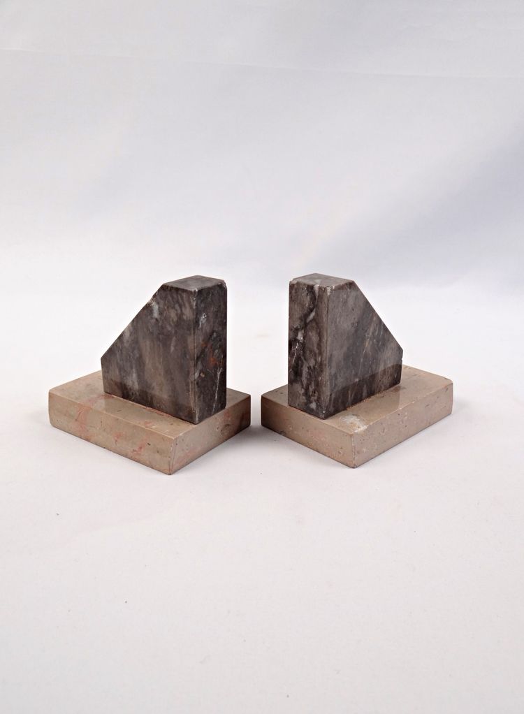 Pair of geometric Art Deco bookends in black & beige veined marble, early 20th century