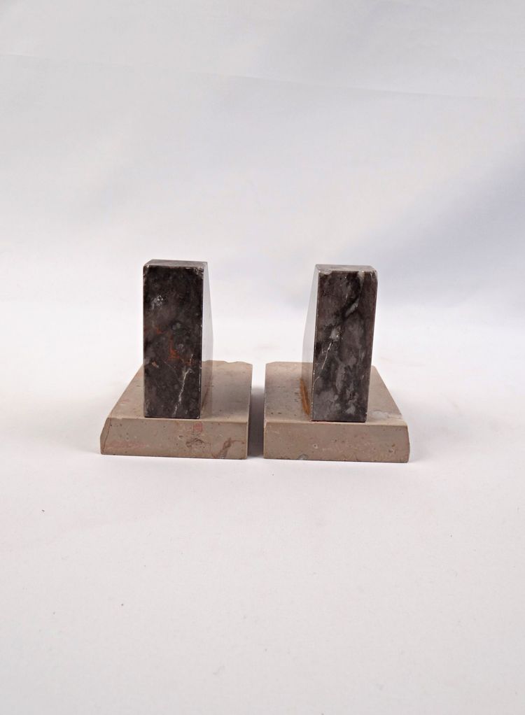 Pair of geometric Art Deco bookends in black & beige veined marble, early 20th century