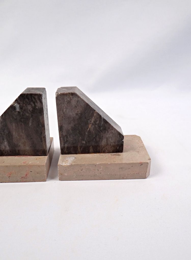 Pair of geometric Art Deco bookends in black & beige veined marble, early 20th century
