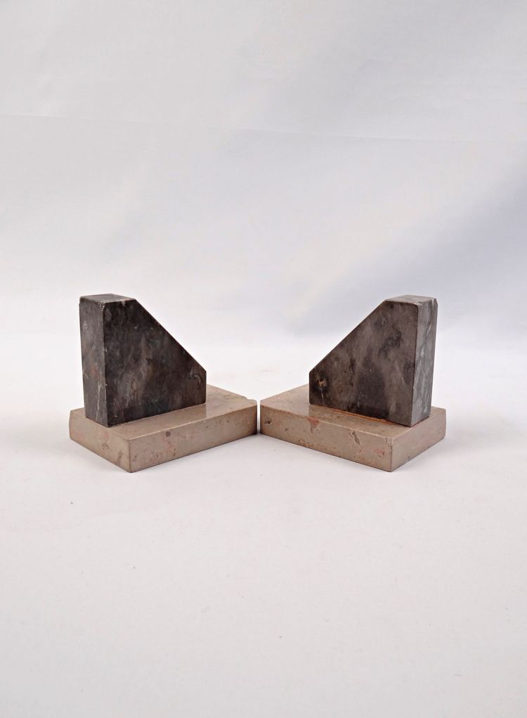 Pair of geometric Art Deco bookends in black & beige veined marble, early 20th century