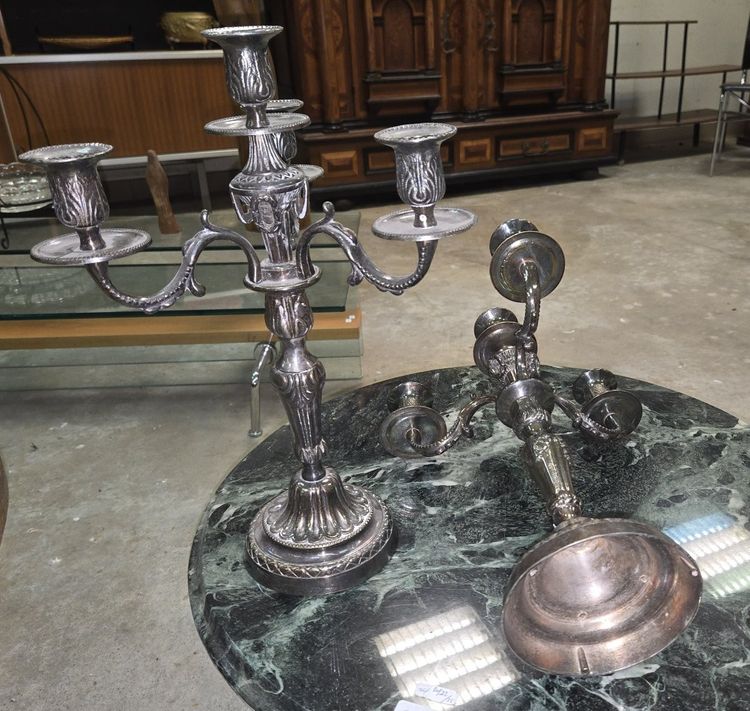 Coppia di candelabri in metallo argentato - stile Luigi XVI - XX secolo