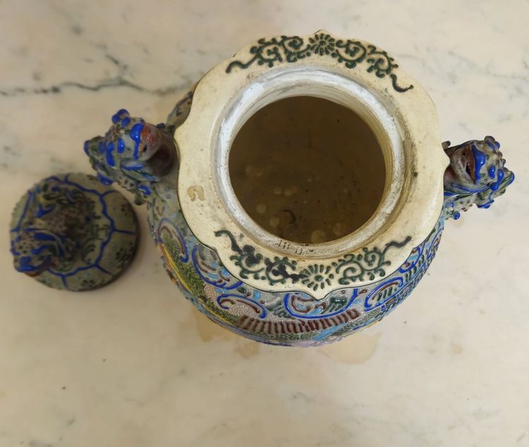 Large covered pot in polychrome earthenware, Asian work, late 19th century