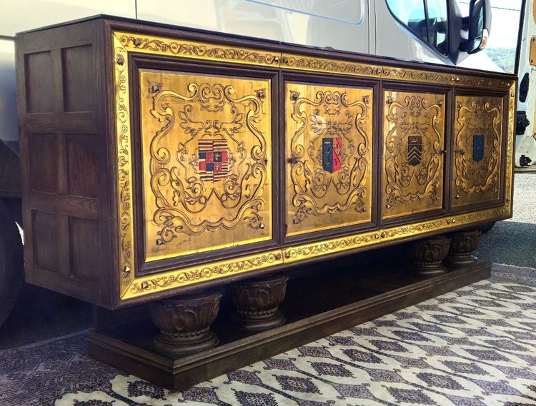 Grande credenza d'epoca Art Déco in vetro policromo inciso con decorazione araldica