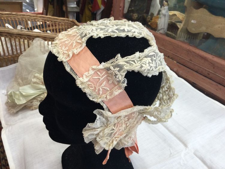 Copricapi in pizzo del XIX secolo