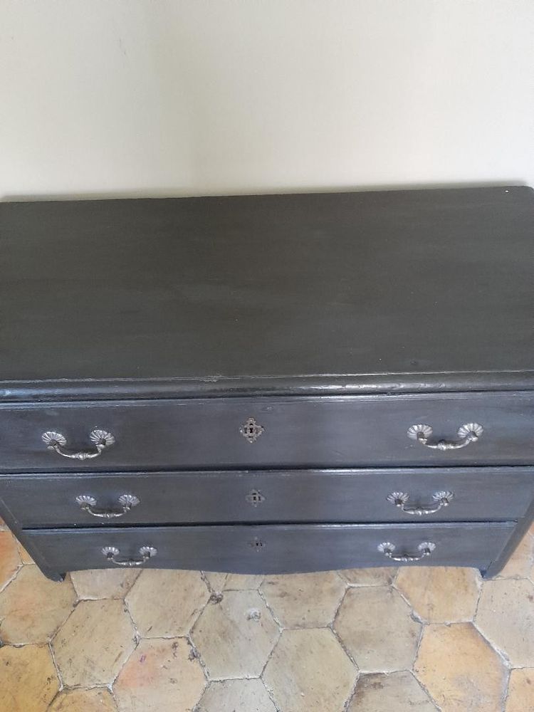 Cassettiera in legno dipinto del periodo Regency.