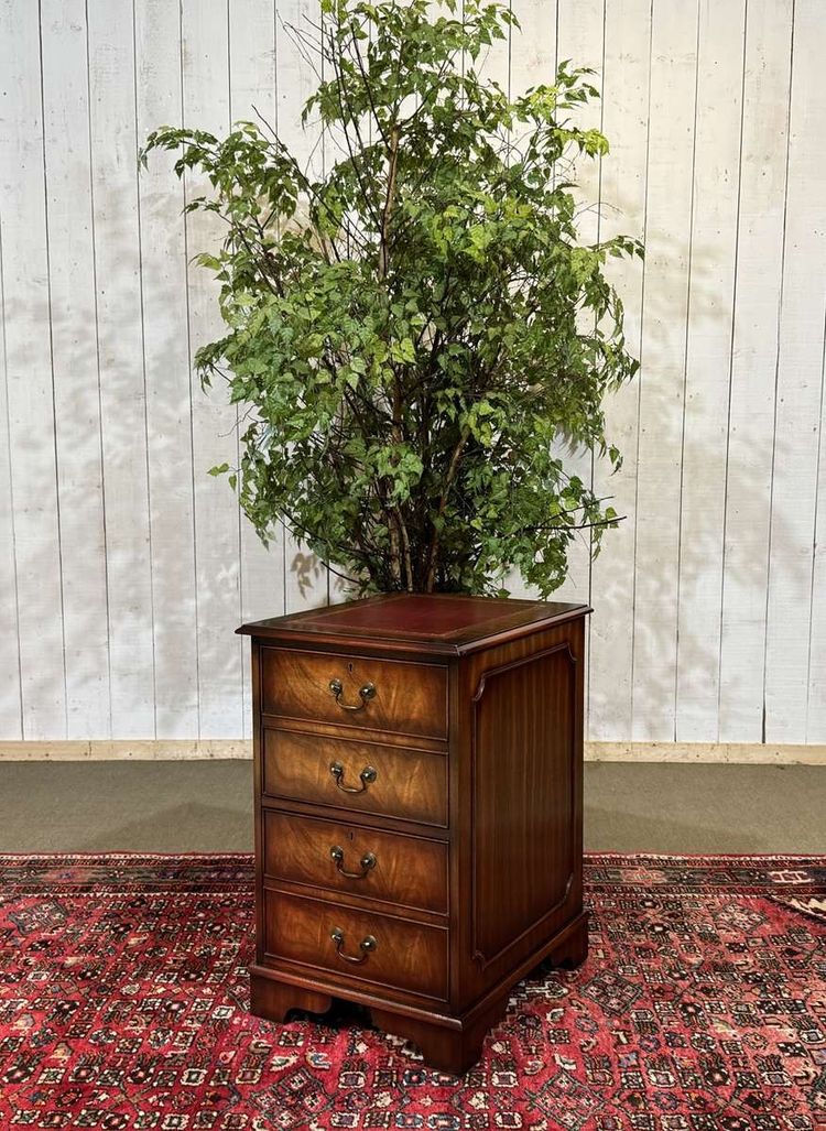 Mobile schedario da ufficio inglese in mogano con piano in pelle, risalente agli anni '80.