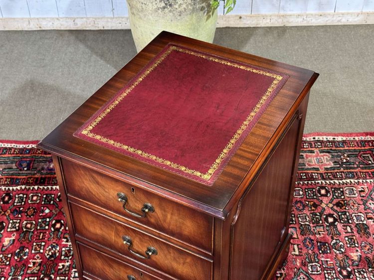 Mobile schedario da ufficio inglese in mogano con piano in pelle, risalente agli anni '80.
