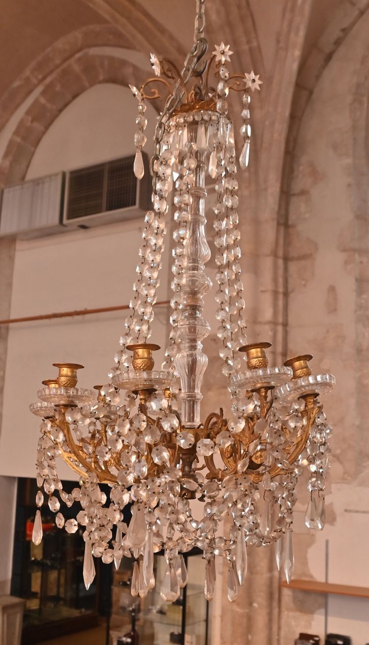 Lampadario in bronzo dorato con nappe e perle
