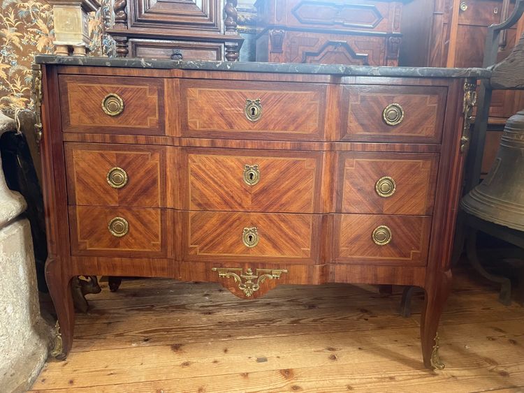 Transitional commode with projecting section in veneered wood and marquetry