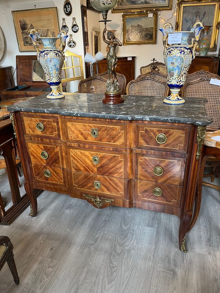 Transitional commode with projecting section in veneered wood and marquetry