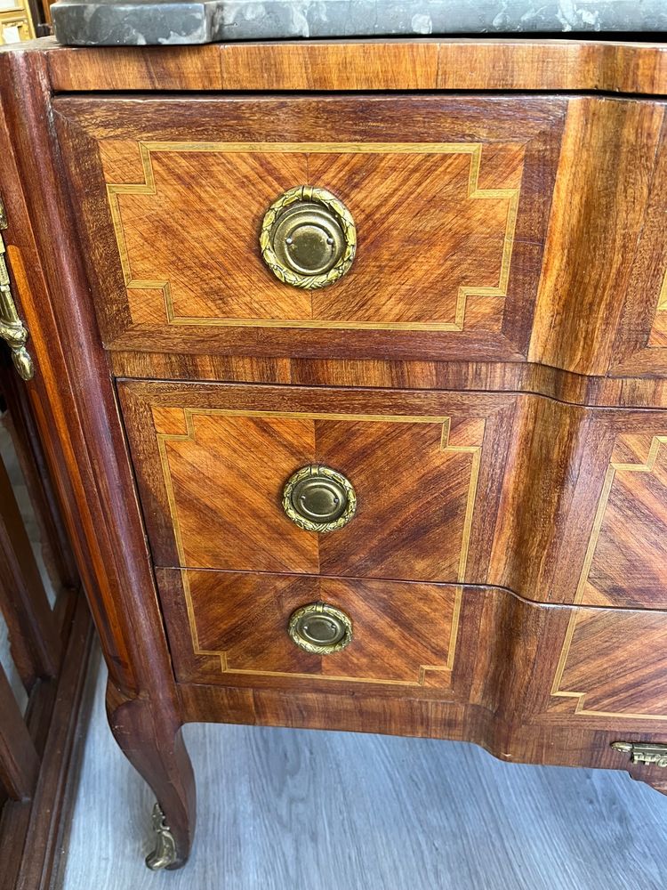 Transitional commode with projecting section in veneered wood and marquetry